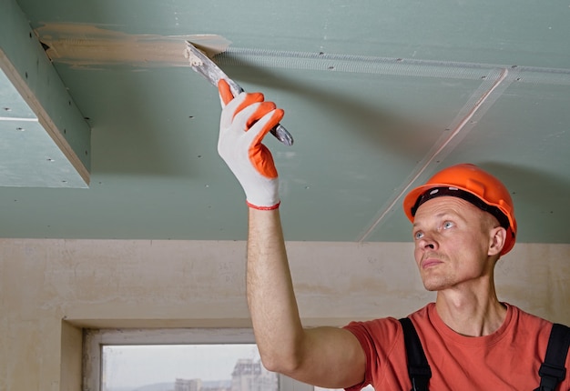 Идеи и рекомендации по ремонту потолка в доме